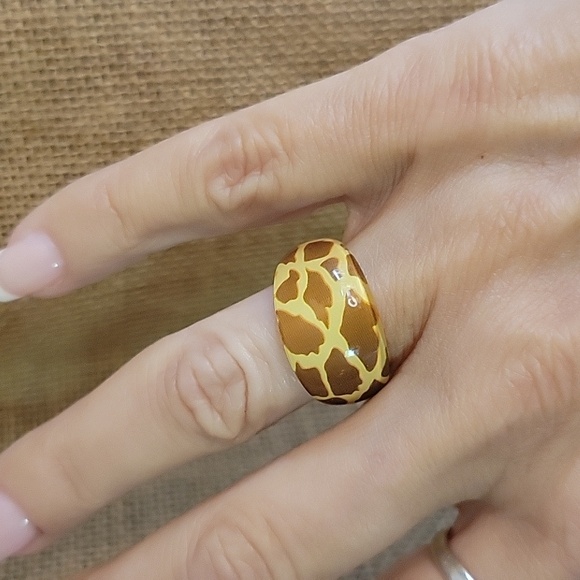 GIRAFFE PRINT ACRYLIC RING - Picture 3 of 6
